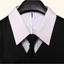 Cravate noire et chemise blanche
