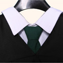 Cravate verte et chemise blanche